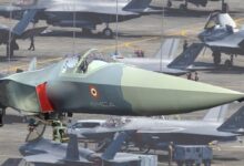 भारतीय वायुसेना का अत्याधुनिक 5वीं पीढ़ी का AMCA फाइटर जेट और बैकग्राउंड में अमेरिका का F-35 लड़ाकू विमान