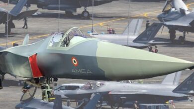 भारतीय वायुसेना का अत्याधुनिक 5वीं पीढ़ी का AMCA फाइटर जेट और बैकग्राउंड में अमेरिका का F-35 लड़ाकू विमान