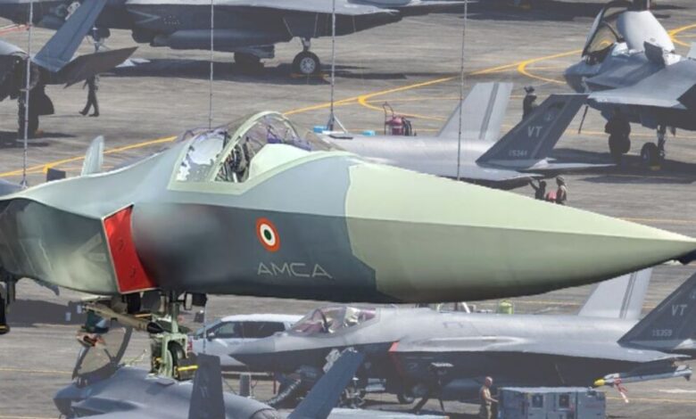 भारतीय वायुसेना का अत्याधुनिक 5वीं पीढ़ी का AMCA फाइटर जेट और बैकग्राउंड में अमेरिका का F-35 लड़ाकू विमान