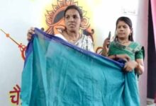 छत्तीसगढ़ की आंगनबाड़ी कार्यकर्ता अपनी छोटी और रंग उतरी हुई साड़ियां दिखाते हुए