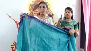 छत्तीसगढ़ की आंगनबाड़ी कार्यकर्ता अपनी छोटी और रंग उतरी हुई साड़ियां दिखाते हुए