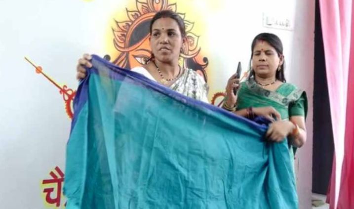 छत्तीसगढ़ की आंगनबाड़ी कार्यकर्ता अपनी छोटी और रंग उतरी हुई साड़ियां दिखाते हुए