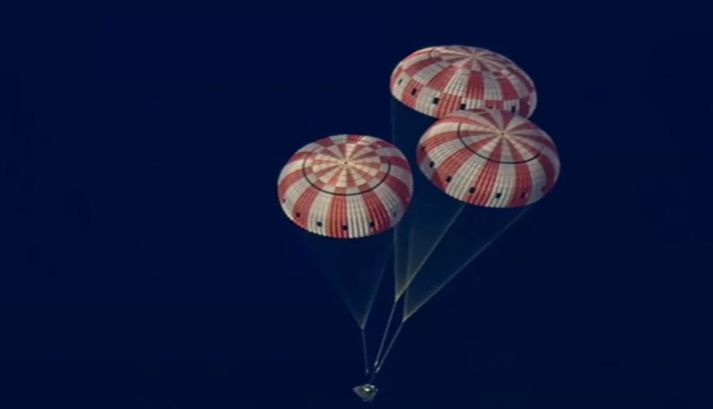 नासा के आर्टेमिस 2 मिशन का ओरियन कैप्सूल प्रशांत महासागर में और अंतरिक्ष यात्री