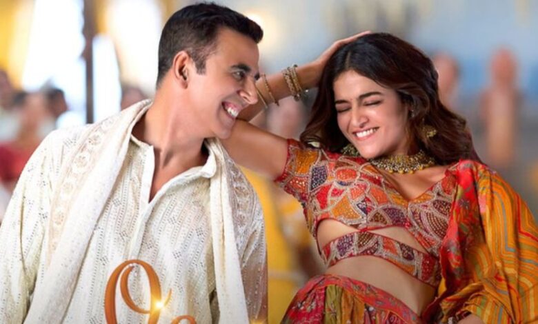 भूत बंगला फिल्म के पोस्टर में डरे हुए अक्षय कुमार और परेश रावल के साथ बॉक्स ऑफिस कलेक्शन का ग्राफिक