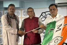 नेताजी सुभाष चंद्र बोस के प्रपौत्र चंद्र कुमार बोस का तृणमूल कांग्रेस में शामिल होने का चित्र