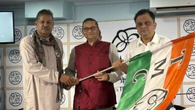 नेताजी सुभाष चंद्र बोस के प्रपौत्र चंद्र कुमार बोस का तृणमूल कांग्रेस में शामिल होने का चित्र