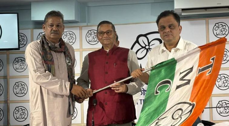 नेताजी सुभाष चंद्र बोस के प्रपौत्र चंद्र कुमार बोस का तृणमूल कांग्रेस में शामिल होने का चित्र