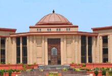 छत्तीसगढ़ उच्च न्यायालय की इमारत और न्याय का प्रतीक दर्शाती हुई तस्वीर