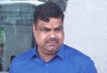 छत्तीसगढ़ के एक स्कूल में हाथ जोड़कर प्रार्थना और मंत्रोच्चार करते हुए बच्चे