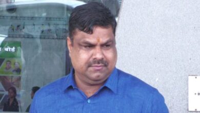 छत्तीसगढ़ के एक स्कूल में हाथ जोड़कर प्रार्थना और मंत्रोच्चार करते हुए बच्चे