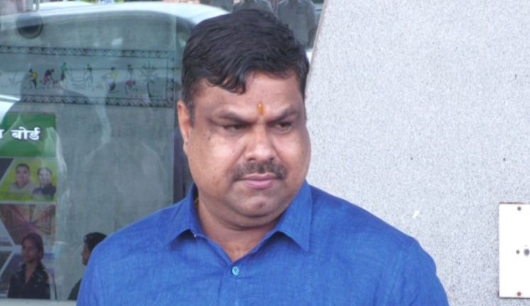 छत्तीसगढ़ के एक स्कूल में हाथ जोड़कर प्रार्थना और मंत्रोच्चार करते हुए बच्चे