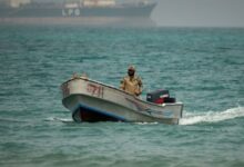 कच्चे तेल के बैरल और ग्लोबल सप्लाई चेन पर मंडराते खतरे को दर्शाता हुआ एक प्रतीकात्मक चित्र