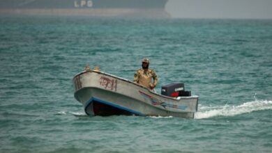 कच्चे तेल के बैरल और ग्लोबल सप्लाई चेन पर मंडराते खतरे को दर्शाता हुआ एक प्रतीकात्मक चित्र