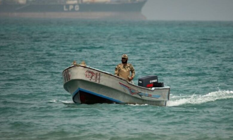 कच्चे तेल के बैरल और ग्लोबल सप्लाई चेन पर मंडराते खतरे को दर्शाता हुआ एक प्रतीकात्मक चित्र