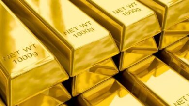 सोने के चमचमाते बिस्कुट और भारतीय रिजर्व बैंक व प्रमुख बैंकों का प्रतीकात्मक चित्र