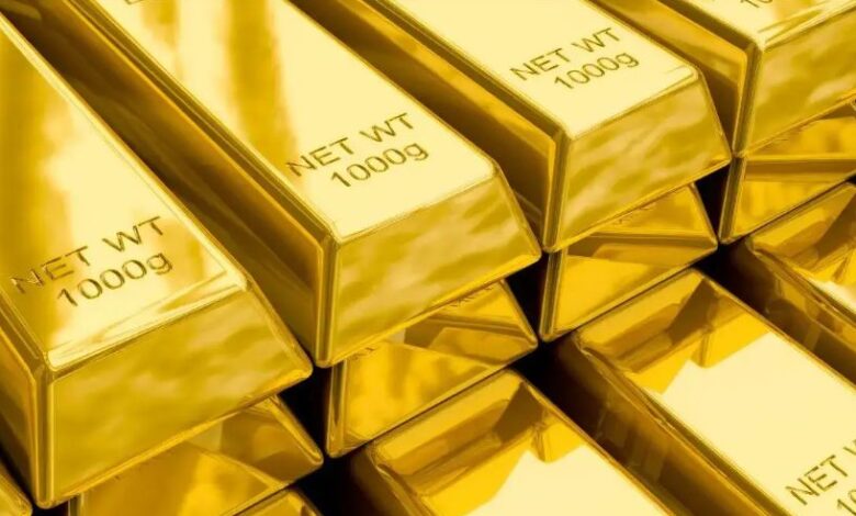 सोने के चमचमाते बिस्कुट और भारतीय रिजर्व बैंक व प्रमुख बैंकों का प्रतीकात्मक चित्र