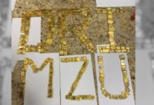 मुंबई अंतरराष्ट्रीय हवाई अड्डे पर कस्टम और डीआरआई अधिकारियों द्वारा सोने की जब्ती का दृश्य