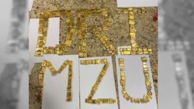 मुंबई अंतरराष्ट्रीय हवाई अड्डे पर कस्टम और डीआरआई अधिकारियों द्वारा सोने की जब्ती का दृश्य