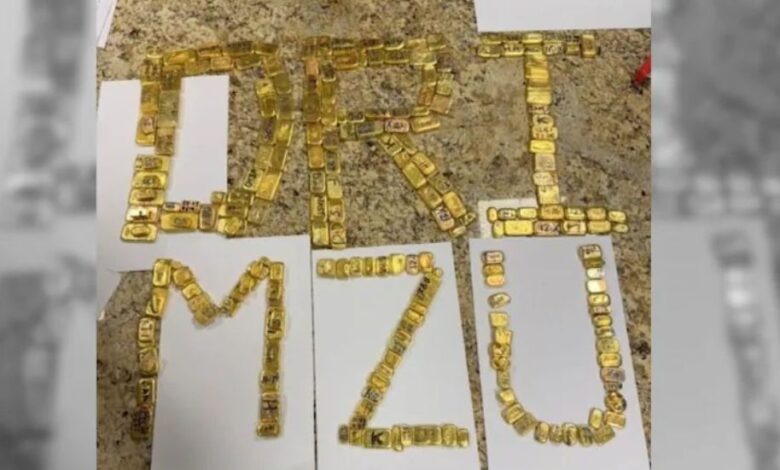 मुंबई अंतरराष्ट्रीय हवाई अड्डे पर कस्टम और डीआरआई अधिकारियों द्वारा सोने की जब्ती का दृश्य