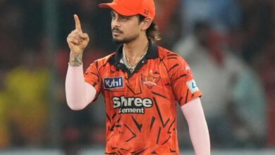 सनराइजर्स हैदराबाद के कप्तान ईशान किशन निराश मुद्रा में खड़े हुए