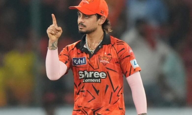 सनराइजर्स हैदराबाद के कप्तान ईशान किशन निराश मुद्रा में खड़े हुए