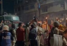 मणिपुर के विष्णुपुर में हिंसक प्रदर्शन के दौरान आगजनी और सुरक्षा बलों द्वारा दागे गए आंसू गैस के गोलों का दृश्य