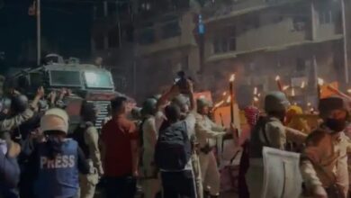 मणिपुर के विष्णुपुर में हिंसक प्रदर्शन के दौरान आगजनी और सुरक्षा बलों द्वारा दागे गए आंसू गैस के गोलों का दृश्य