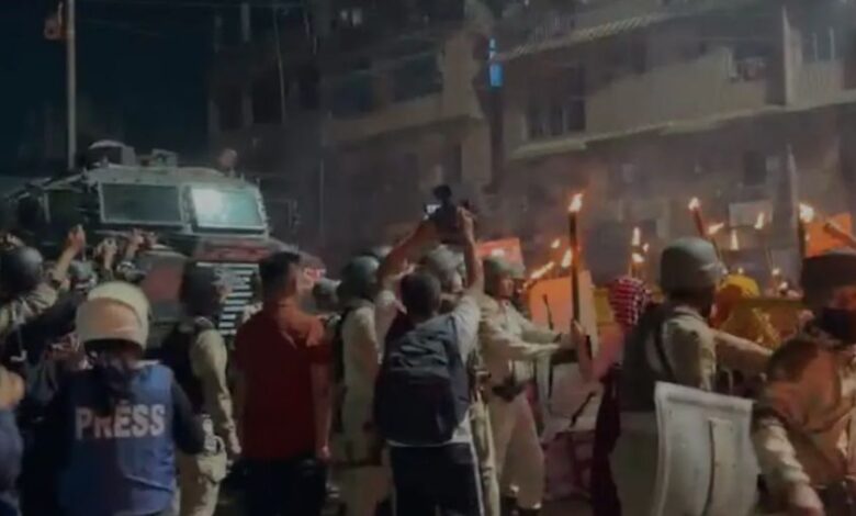 मणिपुर के विष्णुपुर में हिंसक प्रदर्शन के दौरान आगजनी और सुरक्षा बलों द्वारा दागे गए आंसू गैस के गोलों का दृश्य