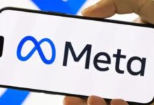 मेटा का लोगो और मायूस बैठे हुए आईटी कर्मचारियों का प्रतीकात्मक चित्र