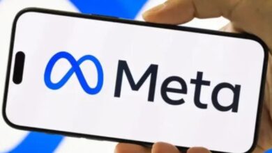 मेटा का लोगो और मायूस बैठे हुए आईटी कर्मचारियों का प्रतीकात्मक चित्र