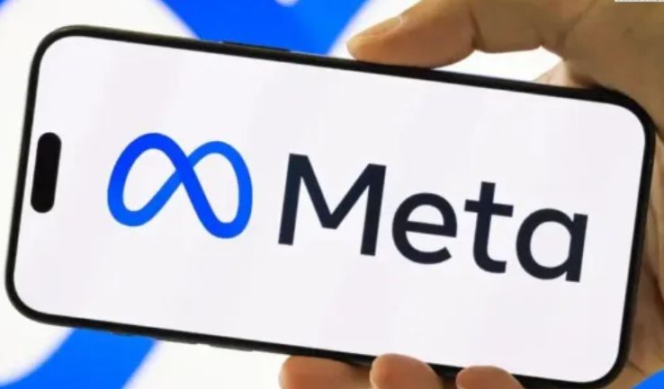 मेटा का लोगो और मायूस बैठे हुए आईटी कर्मचारियों का प्रतीकात्मक चित्र