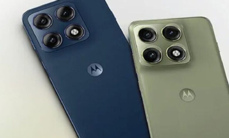 मोटोरोला एज 70 प्रो स्मार्टफोन का आकर्षक डिजाइन और बैकग्राउंड में फ्लिपकार्ट का टीजर पोस्टर