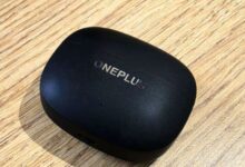 प्रीमियम डिजाइन वाले वनप्लस नॉर्ड बड्स 4 प्रो इयरबड्स और उसका चार्जिंग केस