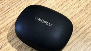 प्रीमियम डिजाइन वाले वनप्लस नॉर्ड बड्स 4 प्रो इयरबड्स और उसका चार्जिंग केस