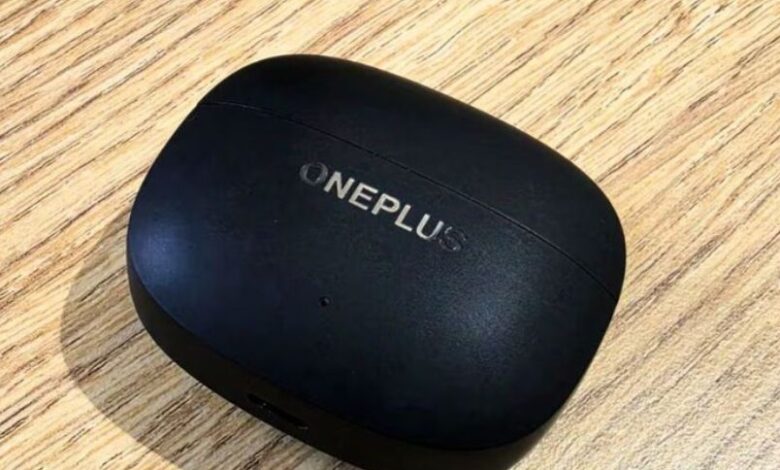 प्रीमियम डिजाइन वाले वनप्लस नॉर्ड बड्स 4 प्रो इयरबड्स और उसका चार्जिंग केस