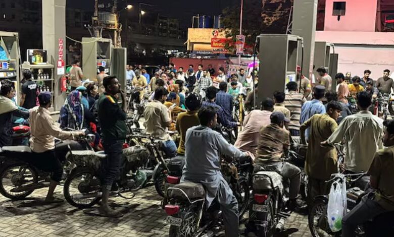 Pakistan Fuel Crisis, petrol price in Pakistan today, Pakistan diesel price hike, Middle East war impact, Pakistan economic crisis Hindi, international news today, Ali Pervaiz Malik, global oil prices