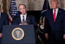 अमेरिकी नौसेना के युद्धपोत की तस्वीर और बैकग्राउंड में पेंटागन की इमारत के साथ नेवी चीफ का धुंधला चित्र