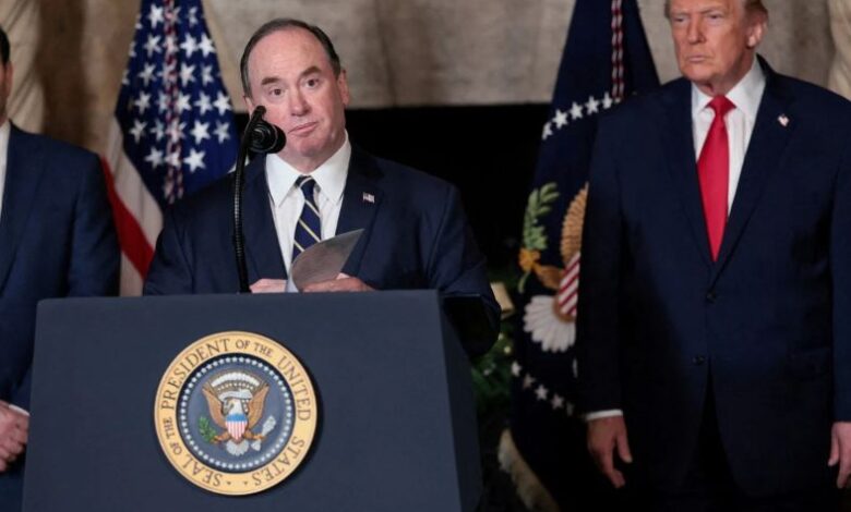 अमेरिकी नौसेना के युद्धपोत की तस्वीर और बैकग्राउंड में पेंटागन की इमारत के साथ नेवी चीफ का धुंधला चित्र