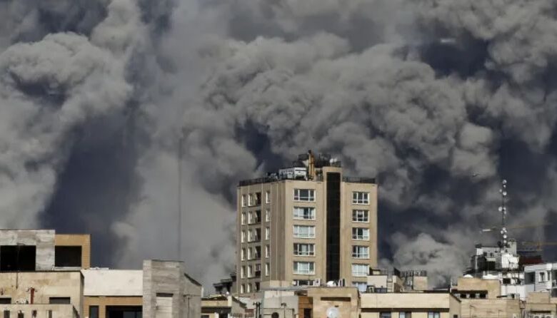 रात के समय तेहरान में हुए हवाई हमले और होर्मुज जलडमरूमध्य में रुके हुए अंतरराष्ट्रीय मालवाहक जहाज