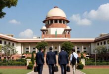 एक तरफ वोटर लिस्ट के कागज और दूसरी तरफ सुप्रीम कोर्ट की भव्य इमारत का प्रतीकात्मक चित्र