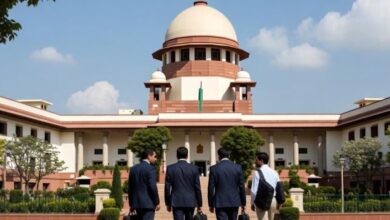 एक तरफ वोटर लिस्ट के कागज और दूसरी तरफ सुप्रीम कोर्ट की भव्य इमारत का प्रतीकात्मक चित्र