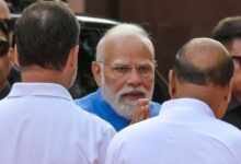 राष्ट्र के नाम संबोधन देते हुए प्रधानमंत्री नरेंद्र मोदी और संसद भवन का प्रतीकात्मक चित्र