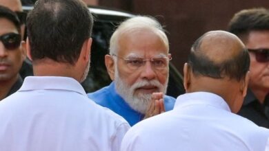 राष्ट्र के नाम संबोधन देते हुए प्रधानमंत्री नरेंद्र मोदी और संसद भवन का प्रतीकात्मक चित्र