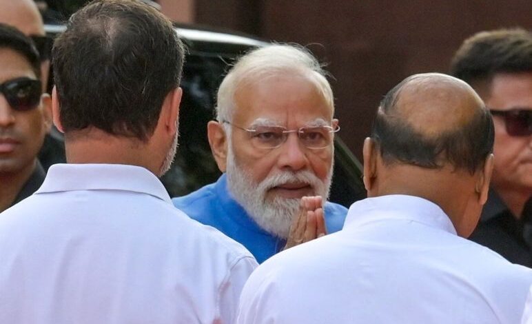 राष्ट्र के नाम संबोधन देते हुए प्रधानमंत्री नरेंद्र मोदी और संसद भवन का प्रतीकात्मक चित्र