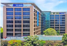 हरे रंग के अपवर्ड एरो के साथ शेयर बाजार का ग्राफ और यस बैंक का लोगो