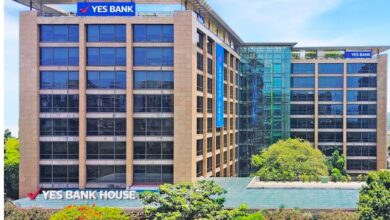 हरे रंग के अपवर्ड एरो के साथ शेयर बाजार का ग्राफ और यस बैंक का लोगो