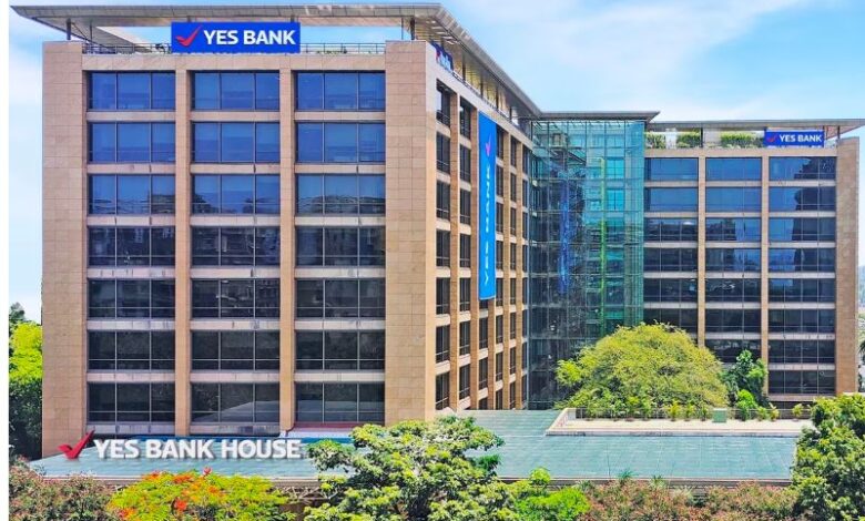 हरे रंग के अपवर्ड एरो के साथ शेयर बाजार का ग्राफ और यस बैंक का लोगो